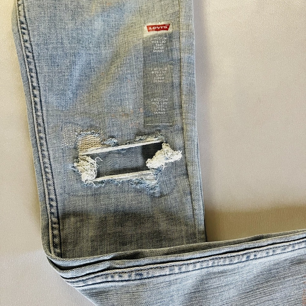 New Levis 535 Super Skinny Jeans Womens Size 26x30 Blue Denim Faded Distressed - Picture 3 of 13